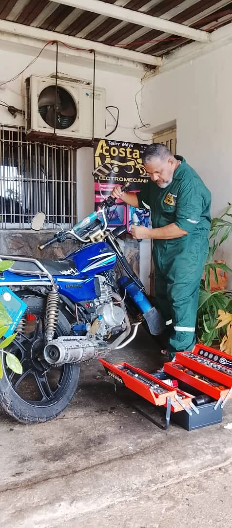 Atención de ACOSTA MOTOS: revisión de una motocicleta en el taller